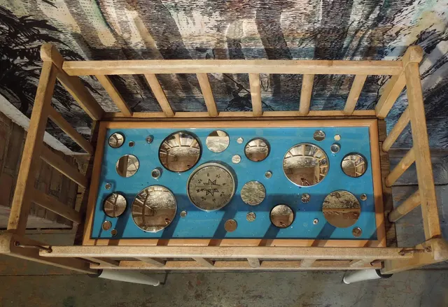 Kosmos: crib from above with mirrors and compasses